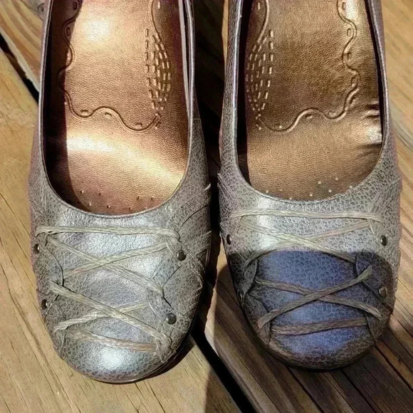 Hush Puppies Women's Low Heels SZ 8 Metallic Silver Color - Picture 8 of 12